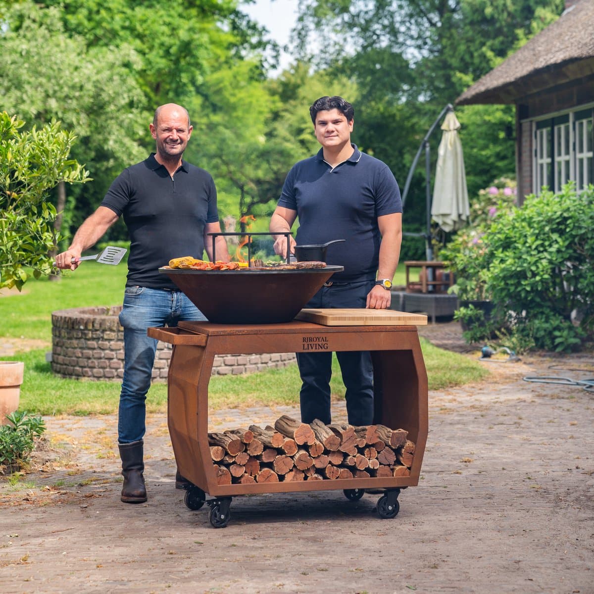RJRoyal Living Plancha grill BBQ Big Jack 3.0 cortenstaal grillring met houtopslag vuurschaal buitenkeuken grillring met houten snijplank — afbeelding 1