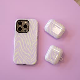 xoxo Wildhearts hoesje geschikt voor AirPods 4 - Main Character - Ook als telefoonhoesje verkrijgbaar - schokbestendige case - koptelefoonhoesje - Glimmende afwerking - Beschermhoes met zebraprint - dierenprint hoesje - Paars - Groen — thumbnail 2