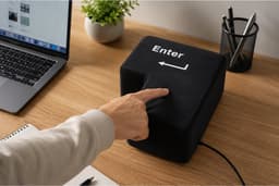 Enter Knop XXL - Anti Stress Kussen - USB Aansluiting - Werkt Als een Echte Enter Knop - 5.5 x 20 x 10 cm - Zwart — thumbnail 3