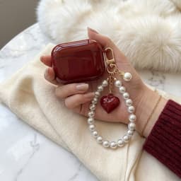 Wijnrood glanzend hoesje voor oordopjes dames met parel polsband en hart hanger geschikt voor AirPods Pro 3 — thumbnail 4