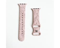 Gegraveerd roze zand horlogebandje smartwatch dames met bloemen reliëf en gesp Geschikt voor Apple Watch 42mm (serie 1 / 2 / 3) / 44 mm / 45 mm / 46 mm (serie 10 / 11) / 49 mm (Ultra 1 / 2 / 3) zachte band met gaatjes vervangende watch band