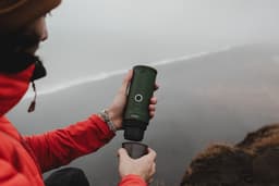 Outin - Draagbare Elektrische Espressomachine | Koffiezet apparaat voor Onderweg | Capsules & Gemalen Koffie | Portable Espresso Machine | Snelle Waterverwarming | 20 bar | Draagbare Koffiemachine | Reis & Camping Koffiezetapparaat | 12 volt — thumbnail 2