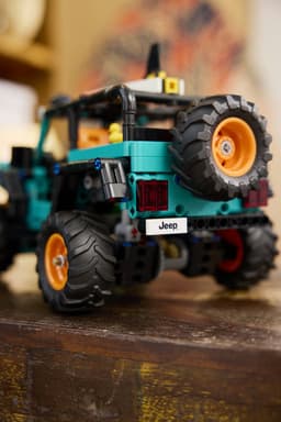 LEGO Technic Jeep Wrangler Rubicon SUV 42227 — thumbnail 5