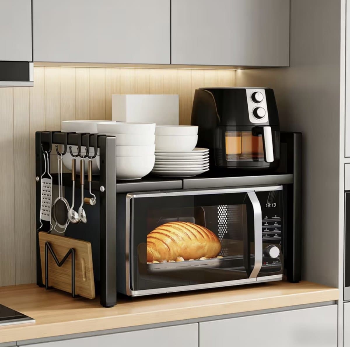Uitschuifbaar Magnetronrek – Dubbele Laag – In Hoogte & Breedte Verstelbaar – Keuken Opbergrek met 6 Haken & Snijplankhouder – Geschikt voor Airfryer & Magnetron – Zwart — afbeelding 1