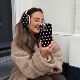 xoxo Wildhearts hoesje geschikt voor AirPods Max (2) - Polka Dots (Zwart) - Ook als telefoonhoesje verkrijgbaar - schokbestendige case - koptelefoonhoesje - Beschermhoes met stippenpatroon - Zwart met witte stippen — thumbnail 3
