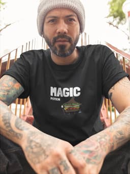 Shirt - Magic potion - Wurban Wear | Grappig shirt | Dieet | Unisex tshirt | Fast food | Airfryer | Sport | Verwenpakket | Wit & Zwart — thumbnail 2