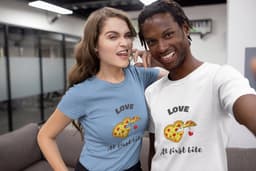 Shirt - Love at first bite - Wurban Wear | Grappig shirt | Dieet | Unisex tshirt | Fast food | Airfryer | Sport | Verwenpakket | Wit & Licht blauw — thumbnail 1