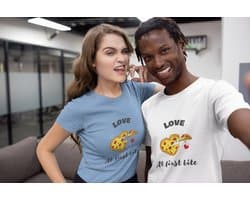 Shirt - Love at first bite - Wurban Wear | Grappig shirt | Dieet | Unisex tshirt | Fast food | Airfryer | Sport | Verwenpakket | Wit & Licht blauw