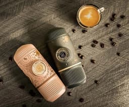 Wacaco Nanopresso - Draagbare Espressomachine - Met Beschermhoes - Dark Souls Pink — thumbnail 5