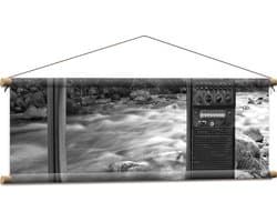 Textielposter - Oude Vintage Televisie met Doorkijk op Rivier (Zwart-wit) - 90x30 cm Foto op Textiel