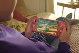 Nintendo Switch Lite - Coral — thumbnail 4