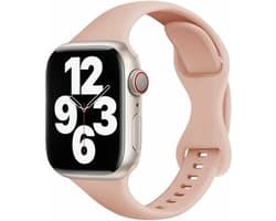 By Qubix - Geschikt voor Apple Watch bandje - Siliconen sportbandje Slim Fit - Lichtroze - Geschikt voor Apple Watch 44mm / 45mm / 46mm / 49mm (Ultra 1,2 en 3) - Smartwatch bandje - siliconen sport bandje - smartwatchbandje