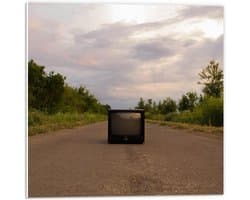 Forex - Oude Televisie op de Weg  - 50x50cm Foto op Forex