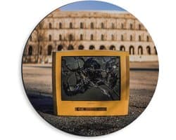 Dibond Wandcirkel - Kapotte Gele Televisie  - 40x40cm Foto op Aluminium Wandcirkel (met ophangsysteem)