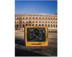 Poster – Kapotte Gele Televisie  - 30x40cm Foto op Posterpapier