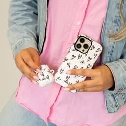 xoxo Wildhearts hoesje geschikt voor AirPods 1 / 2 - All Yours - Glossy - Ook als telefoonhoesje verkrijgbaar - schokbestendige case - koptelefoon hoesje - Glimmend - Beschermhoes met hartjesprint - hartjes - Beige - Zwart — thumbnail 5