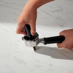 KitchenAid Pistonmachine met Koffiemolen - 5KES6551EBK - Ingebouwde koffiemolen - Kantelbaar stoompijpje - 15 bar pomp en drukmeter - Vulkaanzwart — thumbnail 3