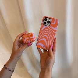 xoxo Wildhearts hoesje geschikt voor Airpods Pro 1 / Pro 2 - Boogie Wonderland Orange - Ook als telefoonhoesje verkrijgbaar - case geschikt voor Airpod Pro (2) - koptelefoon case - Beschermhoes met golvende print - golven - oranje/roze — thumbnail 5