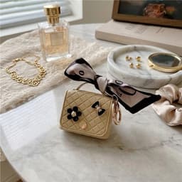 Abrikoos kleurig hoesje voor oordopjes dames met strik en decoratieve details geschikt voor AirPods 4 kunstleer hardcase met ring en lint — thumbnail 5