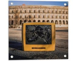 Tuinposter – Kapotte Gele Televisie  - 50x50cm Foto op Tuinposter  (wanddecoratie voor buiten en binnen)
