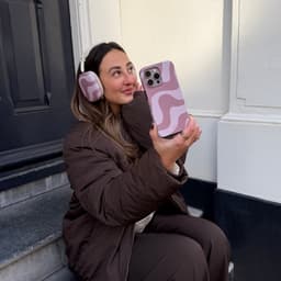 xoxo Wildhearts hoesje geschikt voor AirPods Max (2) - Ride With Me Brown - Ook als telefoonhoesje verkrijgbaar - schokbestendige case - koptelefoonhoes - Beschermhoes met met golvende print - golven - beige / bruin — thumbnail 5