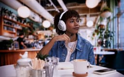 JBL Live 780NC - Draadloze Noise Cancelling Koptelefoon - Bluetooth Over-Ear - 80 uur batterij - Hi-Res Audio - Multipoint - JBL Signature Sound - Champagne/Beige — thumbnail 9