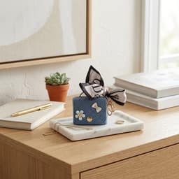 Blauw hoesje voor oordopjes dames met strik en decoratieve details geschikt voor AirPods Pro 3 kunstleer hardcase met ring en lint — thumbnail 3