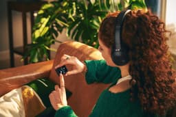 JBL Tour One M3 TX - Draadloze Noise Cancelling Koptelefoon met Smart Tx Adapter - Bluetooth - Over-ear - 70 uur batterij - Blauw — thumbnail 8