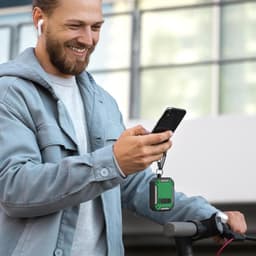 Beschermhoes en Reinigingsset voor AirPods Pro 2de/1ste Generatie - Valbescherming - Zwart/Groen - Geschikt voor 2023/2022/2019 — thumbnail 4
