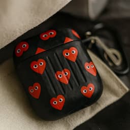 Shieldcase Heart Eyes beschermhoes geschikt voor Apple Airpods 1 / 2 case - hoesje voor koptelefoon - ultieme bescherming - hartjespatroon - rode hartjes - zwart — thumbnail 2