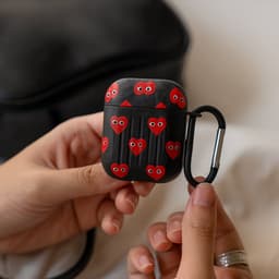 Shieldcase Heart Eyes beschermhoes geschikt voor Apple Airpods 1 / 2 case - hoesje voor koptelefoon - ultieme bescherming - hartjespatroon - rode hartjes - zwart — thumbnail 3