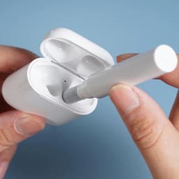 Airpods  Schoonmaakset - 3 in 1 Pen - Schoonmaakkit - Oordopjes Reinigen Schoonmaken - Airpods Reiniging set - Desinfecteren - Wit — thumbnail 2