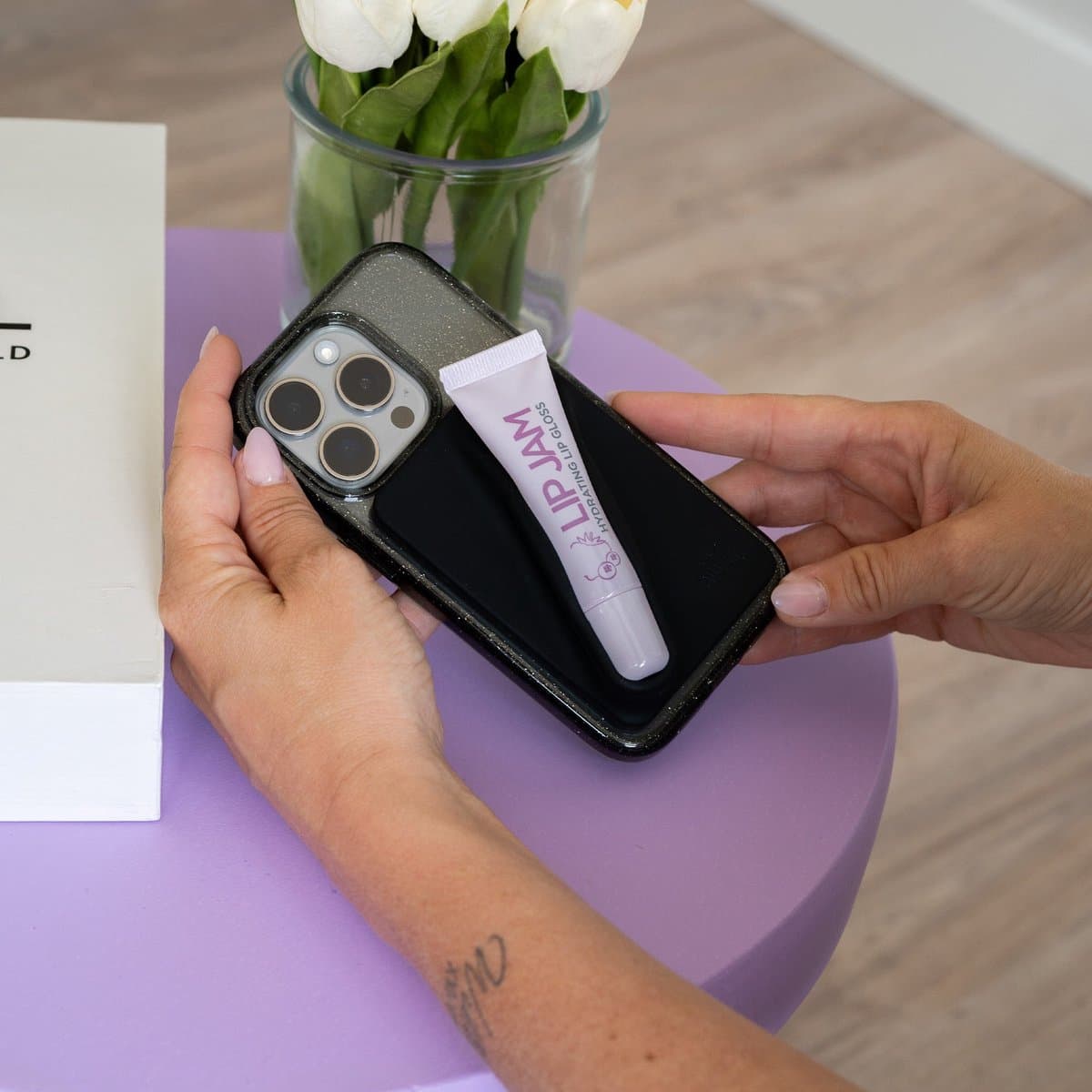xoxo Wildhearts Lipgloss houder (zwart) - geschikt voor MagSafe Apple iPhone 12 / 13 / 14 / 15 / 16 / Mini / Pro / Pro Max / Plus - siliconen - Magnetische lippenstift houder telefoon - telefoonbutton - Lipstick holder - zwart — afbeelding 1