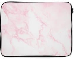 Laptophoes 17 inch - Marmer print - Wit - Roze - Chic - Marmer printlook - Laptop sleeve - Binnenmaat 41x28 cm - Zwarte achterkant