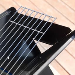 Opvouwbare Houtskool Barbecue - 44,5 X 30,5 X 35 cm - Draagbare BBQ - Mini Grill - Inklapbaar Barbecuetoestel - Compact Tafelmodel voor Buiten - Tafelgrill voor Camping, Balkon & Picknick – Mat Zwart — thumbnail 4