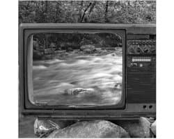 Poster (Mat) - Oude Vintage Televisie met Doorkijk op Rivier (Zwart-wit) - 50x50 cm Foto op Posterpapier met een Matte look