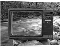 PVC Schuimplaat- Oude Vintage Televisie met Doorkijk op Rivier (Zwart-wit) - 100x75 cm Foto op PVC Schuimplaat