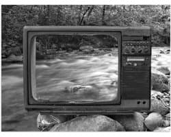 Poster (Mat) - Oude Vintage Televisie met Doorkijk op Rivier (Zwart-wit) - 80x60 cm Foto op Posterpapier met een Matte look