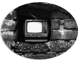PVC Schuimplaat Ovaal - Ouderwetse Televisie in de Muur (Zwart-wit) - 68x51 cm Foto op Ovaal (Met Ophangsysteem)