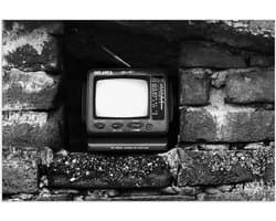 Poster (Mat) - Ouderwetse Televisie in de Muur (Zwart-wit) - 60x40 cm Foto op Posterpapier met een Matte look