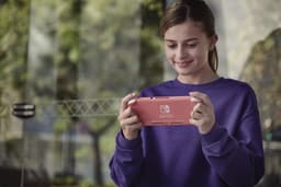 Nintendo Switch Lite - Coral — thumbnail 3
