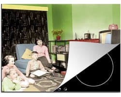 KitchenYeah® Inductie beschermer 77x59 cm - Familie kijkt televisie - Kookplaataccessoires - Afdekplaat voor kookplaat - Inductiebeschermer - Inductiemat - Inductieplaat mat