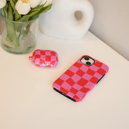 xoxo Wildhearts hoesje geschikt voor AirPods 3 - Drunk In Love - Ook als telefoonhoesje verkrijgbaar - schokbestendige case - koptelefoonhoesje - Matte afwerking - Beschermhoes met print - golvende blokjes - roze / rood — thumbnail 3