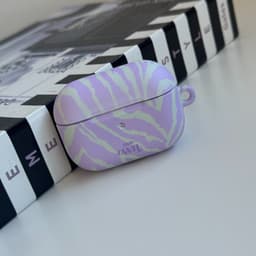 xoxo Wildhearts hoesje geschikt voor AirPods Pro - Main Character - Matte - Ook als telefoonhoesje verkrijgbaar - schokbestendige case - koptelefoon hoesje - Mat - Beschermhoes met zebraprint - dierenprint hoesje - Paars - Groen — thumbnail 3