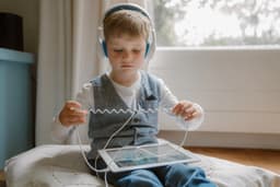 Clevy Hearsafe (Max 85 dB) - Koptelefoon voor kinderen met case en USB-C adapter - Blauw - Ontworpen voor de schoolklas - Kids Headphone - Headset — thumbnail 6