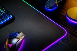 Razer Strider - Gaming Muismat - Chroma RGB 19 zones - Antislip -Zwart — thumbnail 4