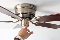 Plattegrondventilator 105 cm Antiek Messing met Omkeerbare Houten Bladen - Laag Profiel en Stille Motor — thumbnail 4