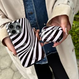 xoxo Wildhearts hoesje geschikt voor AirPods 1 & 2 - Optical Illusion - Ook als telefoonhoesje verkrijgbaar - schokbestendige case - koptelefoonhoes - Beschermhoes met met golvende print - golven - zwart / beige — thumbnail 4