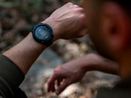 Garmin Instinct® 3 – 50 mm, AMOLED, Tactical Edition Zwart met zwart siliconen band — thumbnail 9