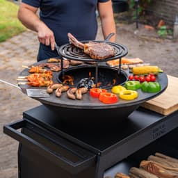 RJRoyal Living Plancha grill BBQ Big Jack Blackline 3.0 grillring en houtopslag vuurschaal buitenkeuken grillring met houten snijplank — thumbnail 5